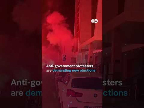 Serbian protesters clash with police forces and government supporters | DW News