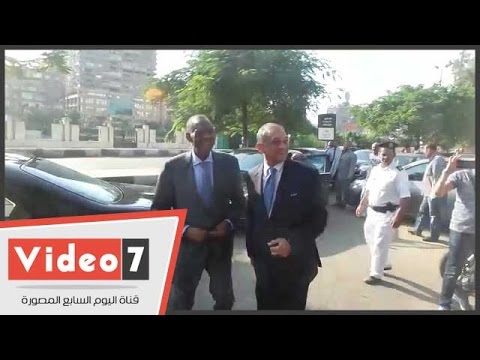 هانى أبو ريدة وأعضاء اتحاد الكرة يستقبلون عيسى حياتو بالأحضان