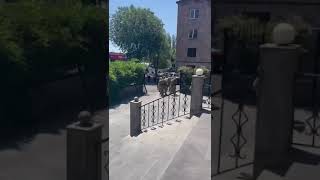 Հատուկջոկատայինները կոտրում են ՀՀ-ում Արցախի ներկայացուցչության դարպասը