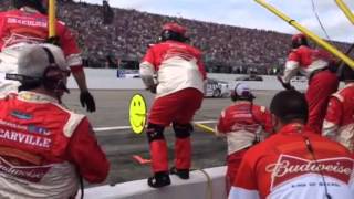 Kevin Harvick's Pit Crew In Action