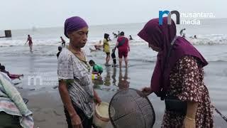 SENSASI UNIK BERBURU KERANG "HAREMIS" DI PANTAI KAROENG, PANDEGLANG