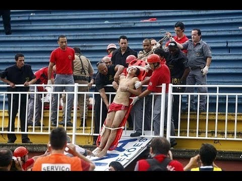 08.12.2013 BRIGA generalizada na arquibancada paralisa jogo em Joinville entre Atlético-PR e Vasco