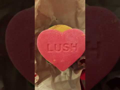 The Lush Love Burger Gift, a 3 in one bath!❤️🍔@LUSH...