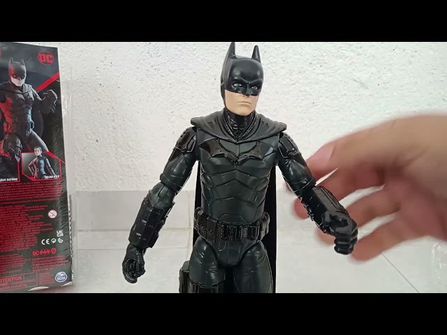 Vídeo relacionado con THE BATMAN - FIGURA BATMAN 30 CM - DC COMICS - Muñeco Batman 30 cm Articulado con Capa de Tela - Estilo y Detalles Oficiales de la Película - 6061620 - Juguetes Niños 3 Años +