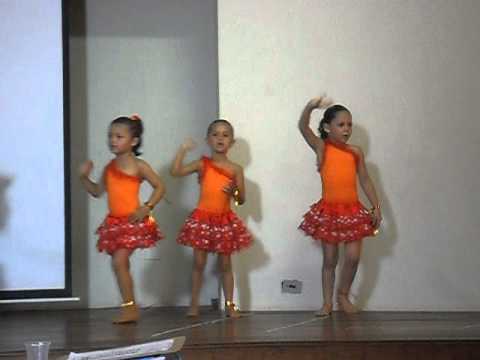 Isabelle Brill dançando Samba lelê