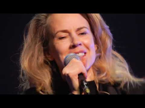 Stenad i Stockholm Annika Norlin med Per Persson och nya Packet