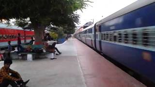Indian Railways - 12387 Jan Sadharan SF Express (UnReserved) crossing Etawah !! Indian Railways - 12387 Jan Sadharan SF Express (UnReserved) crossing Etawah !!