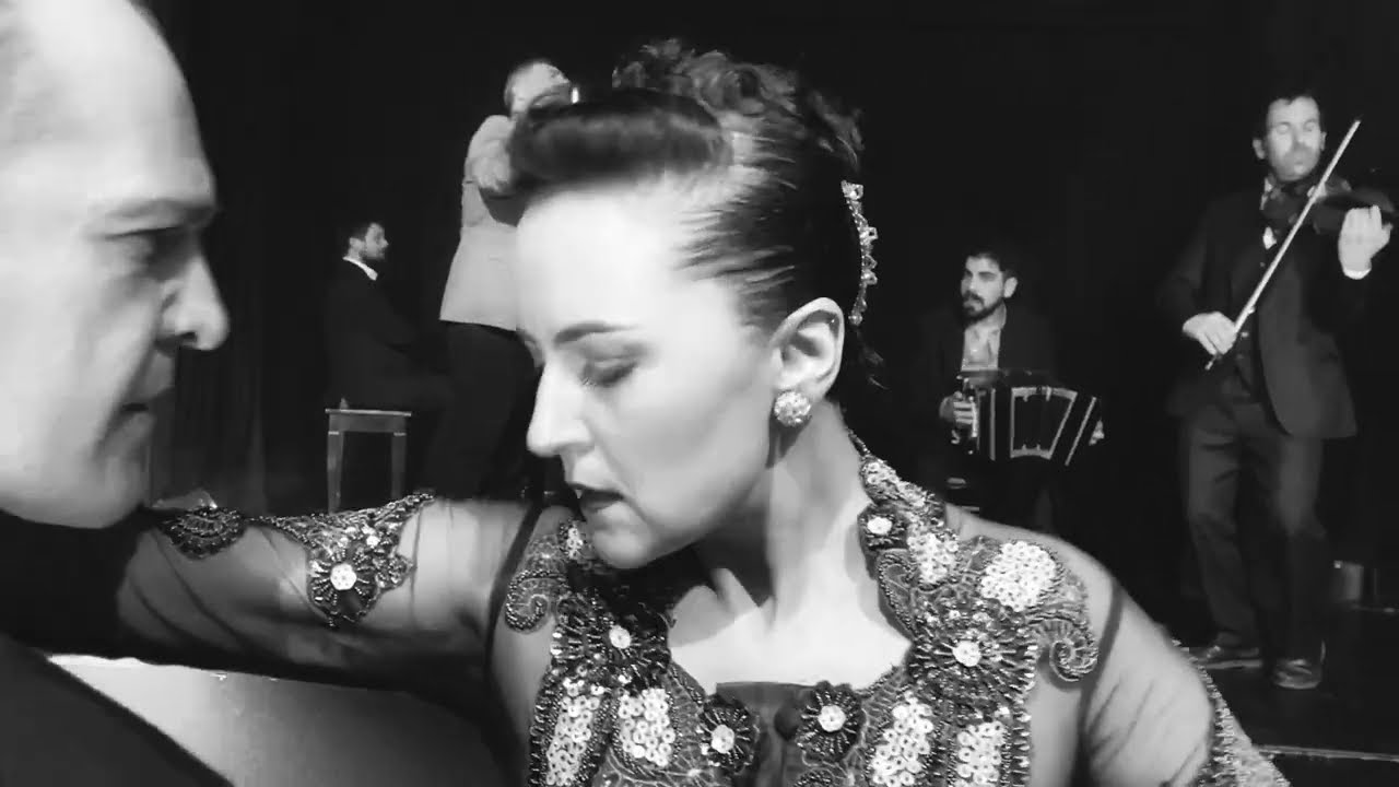 Video thumbnail for Sin palabras - canta Roberto Minondi - bailan Alejandra Gutty y Pancho Martinez Pey