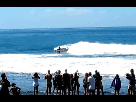 Crowds swarm the GOAT Kelly Slater Wins Heat Keramas Pro 2019