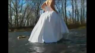 MUJER MUERE AHOGADA MIENTRAS LE TOMABAN FOTOS EN VESTIDO DE NOVIA