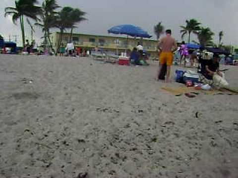 Mis hijos Nandi y Osmar junior en la playa.