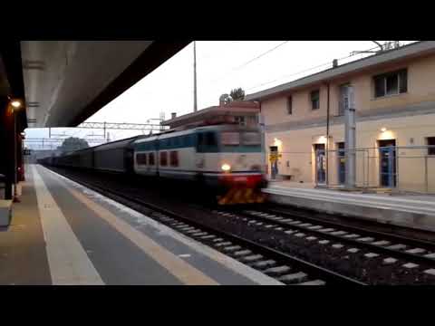 E.656.xxx sul MRS Bari Lamasinata - Torino Orbassano + carri chiusi H in transito a Riccione