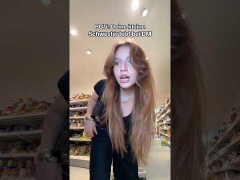 Sie SCHLÄFT im DM! 🤯🚨 #shortsdeutschland #comedy #dm #geschwister #schwester