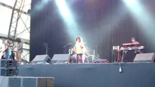 Neneh Cherry - Too Tough To Die (live Big Chill 2011)