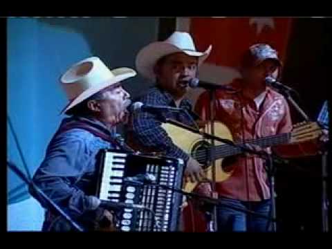 EL GORRION MIGUEL LUNA CANTANDO CON SU HIJO EDWIN LUNA, ACOMPAÑADOS POR EL GRUPO ESENCIAS.