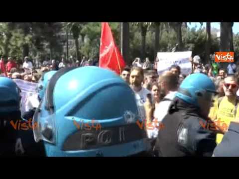 RENZI ASSASSINO, TARANTO LIBERA: LA CONTESTAZIONE CONTRO RENZI E I TAFFERUGLI