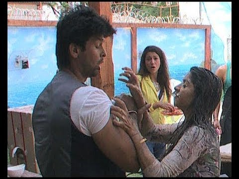 Bigg Boss 7 : When Tanisha got physical with Kushal