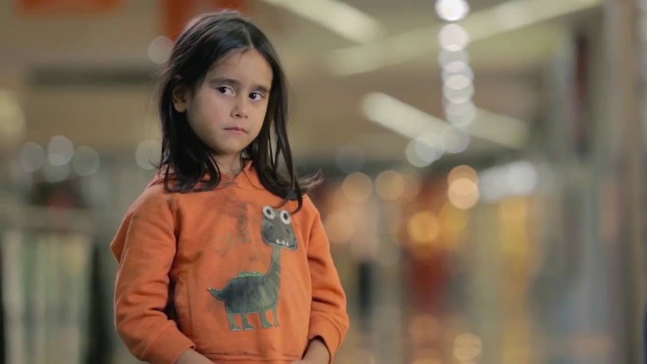 O que você faria se visse essa menina na rua? | UNICEF Angola