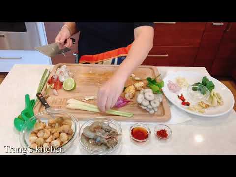 Tom Yum Goong with fresh ingredients. Canh tôm chua cay kiểu Thái với nguyên liệu tươi tự nhiên.