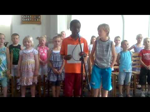 1e optreden schoolkoor van Haastrecht met solo van Tim en Ismaël.