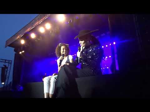 Jessie J with 11 year old girl on stage singing. 03-08-2019 @Amsterdam.