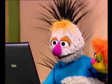 تنتن تكتب اسمها