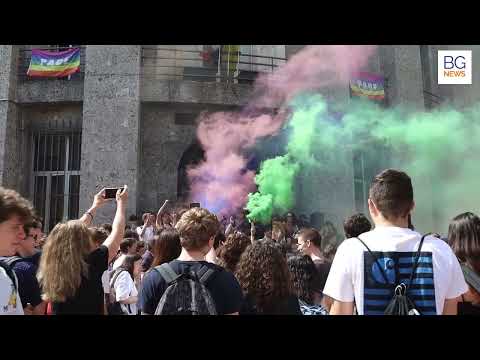 Gli studenti del Liceo Lussana di Bergamo festeggiano così la fine dell'anno scolastico