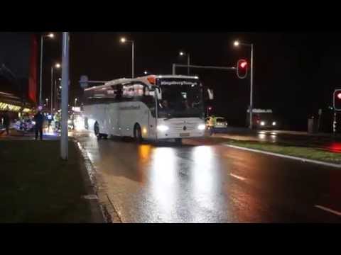 AS Roma spelers vertrekken onder politiebegeleiding van uit de Kuip