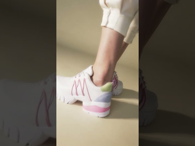 حذاء رياضي ابيض مع بينك وكعب بينك