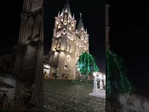 Está noche saludan ✋ desde el parque principal del municipio deJardín Antioquia #AlumbradosNavideños