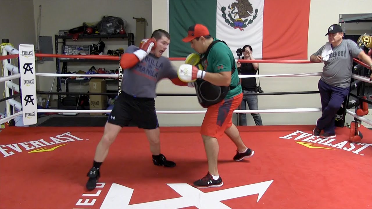 Canelo нанася пречупващи удари преди двубоя си с Cotto