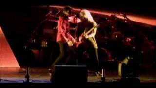 Michael Jackson's female guitarists Jennifer Batten and Orianthi - Beat It solo