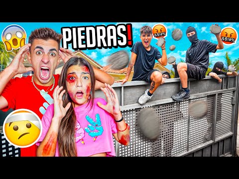 LA PANDILLA DE MI HERMANO TIRA PIEDRAS A CASA! *Abren la cabeza a Abril!*