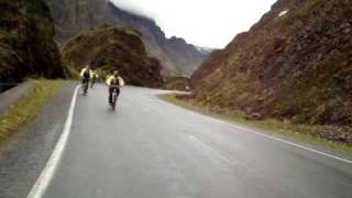 preview picture of video 'Leti en Bici a Coroico por la Ruta de la Muerte - Parte 1/4'