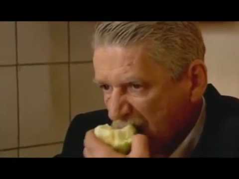Бывший вор в законе заходит в хату