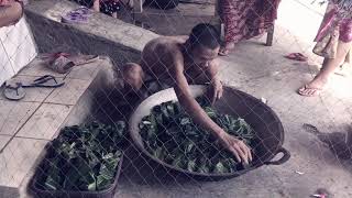 preview picture of video 'Indonesian Rice cake (lontong) process making'