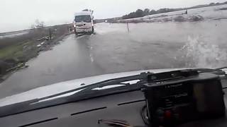 Un taxista “navega” sobre la Ruta Provincial 4