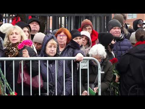 Tłumy ludzi na pogrzebie A. Nawalnego