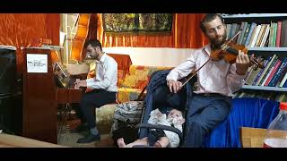 ניגון בכינור בכינוס הכליזמר השבועי