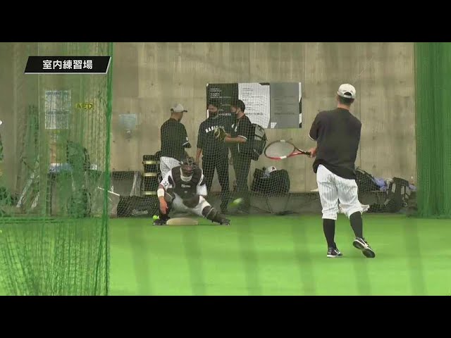 【春季キャンプ】マリーンズ・佐藤都志也 テニスラケットとボールを使った守備練習!!  2023年2月4日 千葉ロッテマリーンズ