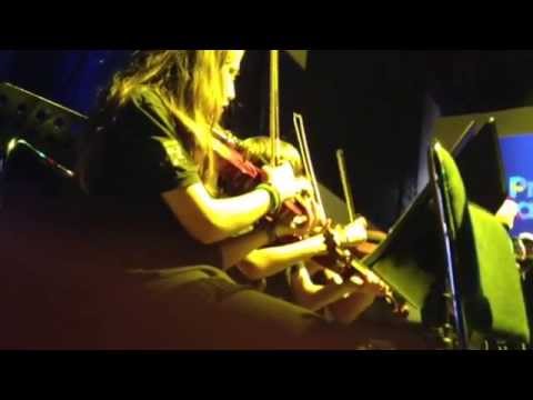 Mi hijo de 5 años tomando el video(abrochase el cinturón) Orquesta Kol Shalom.