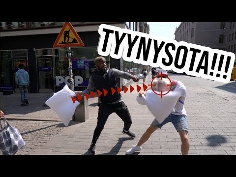 TYYNYSOTAA OHIKULKIOIDEN KANSSA Ft. Mikirotta (Pillow Fight prank)