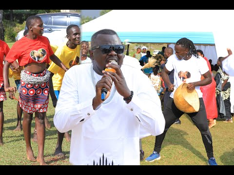 PILILILI YOO LENG,  SEE HOW ACHOLI ENJOYED THE SONG