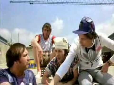 Berlinguer ti voglio bene - Bozzone e la mamma di Mario