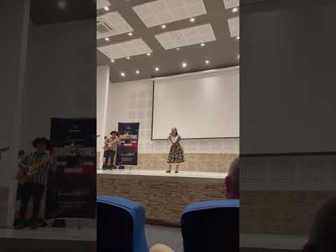 Valeria Mosquera cantando en Guamal Meta.