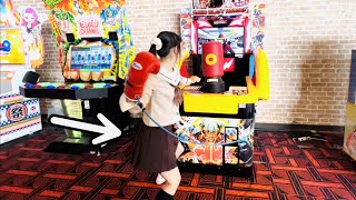 パンチングマシーンを制服でやったらパンツ見える説