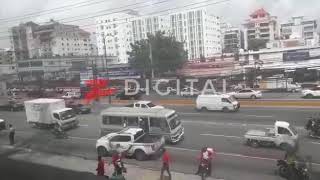 Hombre con un machete y un palo intenta agredir a policías en la Av. 27 de Febrero