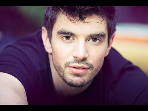 STEVE GRAND talks about his new show TOP TO BOTTOM to Queerguru in June 2019