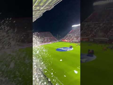 "resibimiento de la gente de estudiantes de la plata vs barracas central" Barra: Los Leales &bull; Club: Estudiantes de La Plata