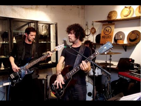 Melvil Poupaud ému, il redécouvre des images d'archives en comp@gnie de son célèbre frère